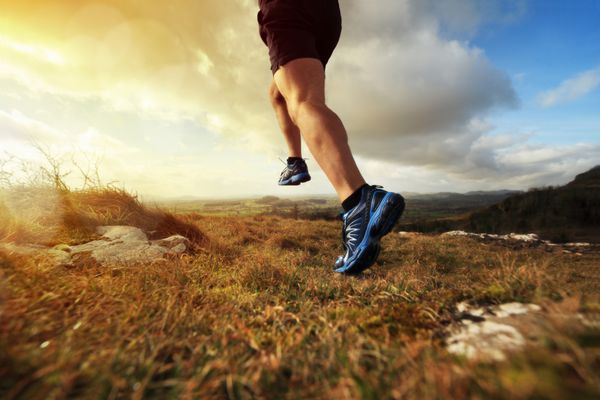 دویدن در فضای باز در طلوع اولیه خورشید برای ورزش تناسب اندام و سبک زندگی سالم