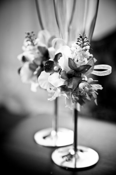 نمای نزدیک سیاه و سفید از عینک عروسی تزئین شده