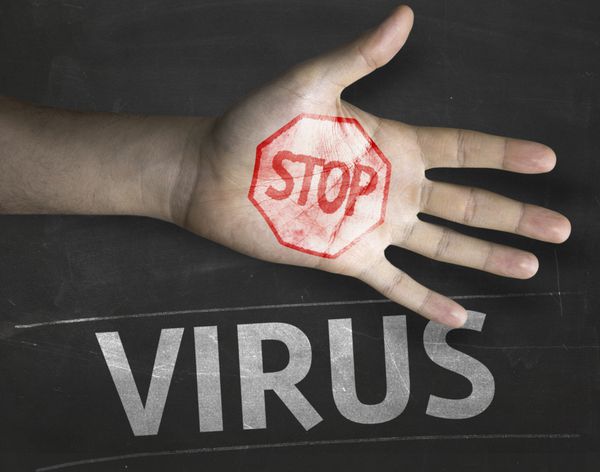 ترکیب آموزشی و خلاقانه با پیام stop virus روی تخته سیاه