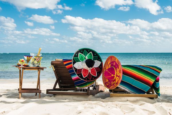 تعطیلات تنبل در ساحل در کنار دریای کارائیب در فضای باز استراحت کنید پس زمینه سفر برای مکزیک