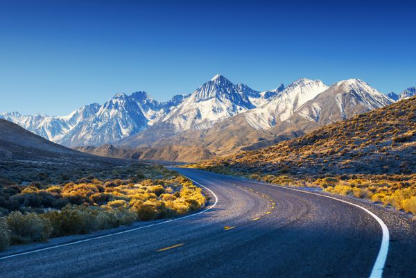 جاده بزرگراه در کوه های ایالات متحده آمریکا