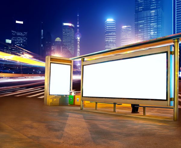 مسیرهای نور ماشین جاده در جعبه نور تبلیغاتی شهری مدرن در شانگهای چین