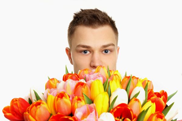 f از مرد جوان با گل لاله های بوکت