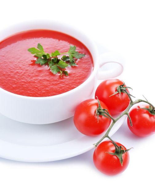 سوپ گوجه فرنگی خوشمزه جدا شده روی سفید