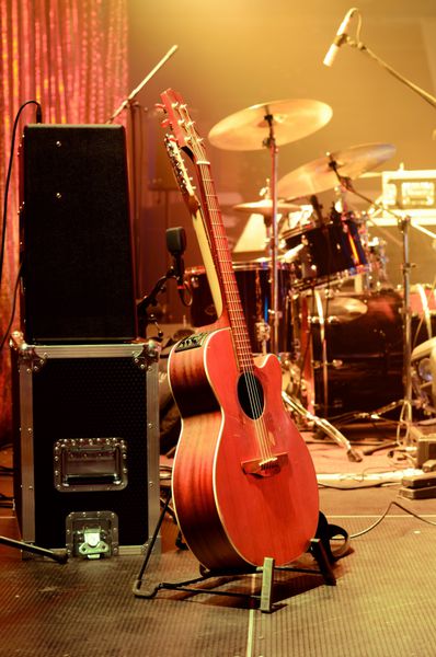 گیتار و سایر تجهیزات موسیقی روی صحنه قبل از کنسرت