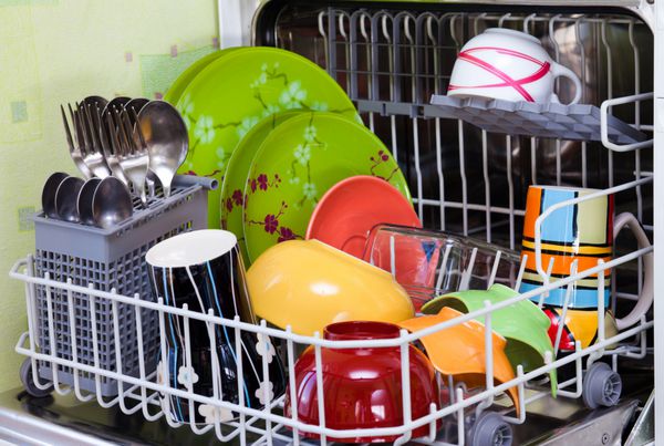 ظروف رنگارنگ چنگال ها و قاشق ها را در ماشین ظرفشویی تمیز کنید