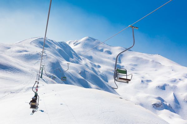 اسکی بازان در تله اسکی در پیست های اسکی در کوه های آلپ پارک طبیعی تریگلاو وگل بوهینج اسلوونی