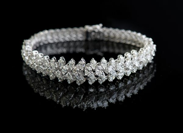 برلت الماس جواهرات در زمینه مشکی