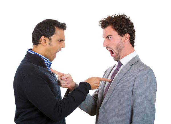 پرتره نزدیک دو مرد عصبانی که با انگشتان یکدیگر را به خاطر مشکلات سرزنش می کنند پس زمینه سفید جدا شده تعارض بین فردی احساسات منفی انسان احساس حالت چهره زبان بدن