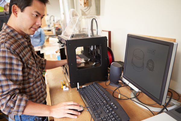 معمار مرد با استفاده از چاپگر سه بعدی در دفتر