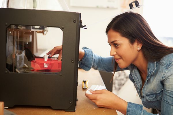 معمار زن با استفاده از چاپگر سه بعدی در دفتر