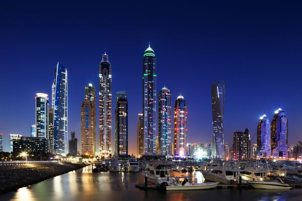 دبی امارات - 23 مارس نمای پانوراما از مارینا دبی که اسکله و jbr را در 23 مارس 2014 در دبی امارات نشان می دهد دبی مارینا یک کانال مصنوعی به طول 3 کیلومتر است که در امتداد خط ساحلی خلیج فارس حک شده است