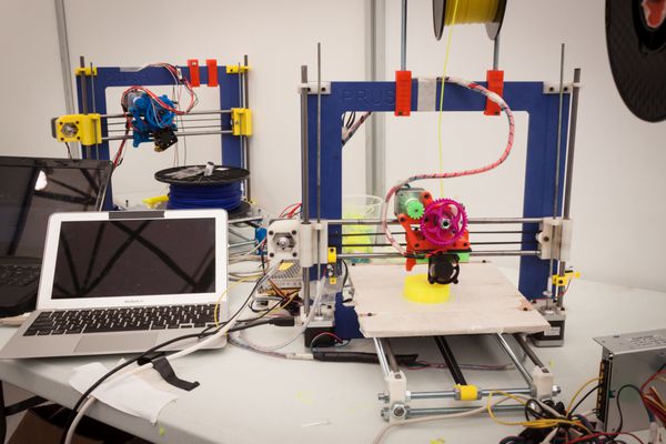 میلان ایتالیا - 30 مارس چاپگر سه بعدی در نمایشگاه ربات و سازندگان میلانو رویداد اختصاص داده شده به رباتیک و سازندگان در 30 مارس 2014 در میلان