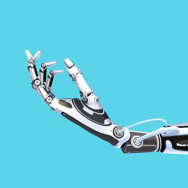 ربات آینده نگر که گوشی هوشمند براق را با دست مصنوعی جدا شده در پس زمینه آبی در دست دارد