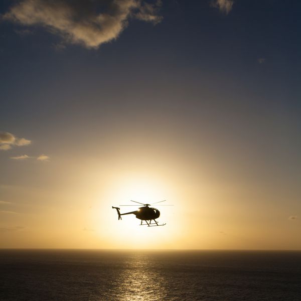 هلیکوپتر بر فراز افق غروب خورشید زیبای هاوایی