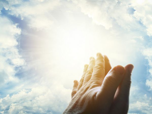 دست در کنار هم در آسمان روشن دعا می کنند