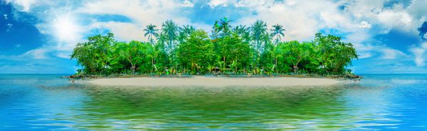 ساحل زیبای استوایی آفتابی در بهشت جزیره در وسط دریا