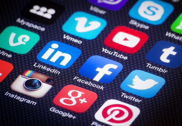hilversum هلند - 03 آوریل 2014 رسانه های اجتماعی در حال ترند هستند و هر دو تجارت به عنوان مصرف کننده از آن برای به اشتراک گذاری اطلاعات و شبکه استفاده می کنند نمایش آیکون های رسانه های اجتماعی در گوشی های هوشمند
