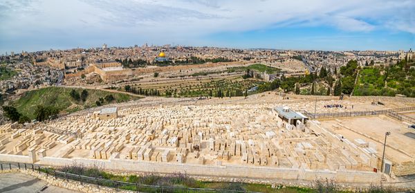 گورستان یهودیان بر روی کوه زیتون با قدمتی بیش از 3000 سال و دارای حدود 150000 قبر