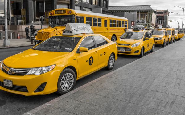نیویورک - 21 نوامبر 2013 تاکسی های نیویورک در انتظار مشتریان هستند شهر نیویورک حدود 6000 تاکسی هیبریدی دارد