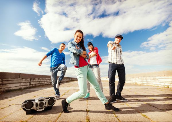 مفهوم ورزش رقص و فرهنگ شهری - گروهی از نوجوانان در حال رقص