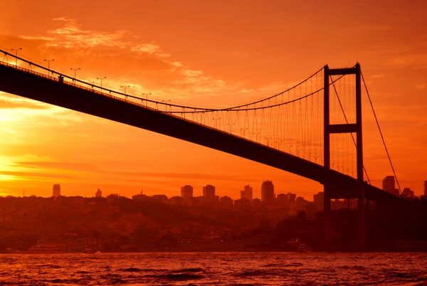 پل بسفر در استانبول در غروب آفتاب بوقلمون