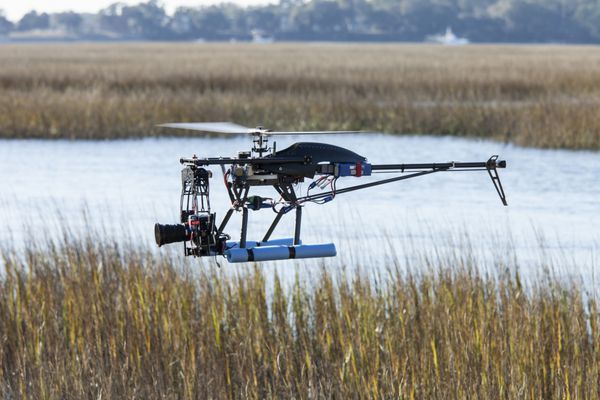 هلیکوپتر پهپاد با دوربین در حال پرواز بر فراز آب