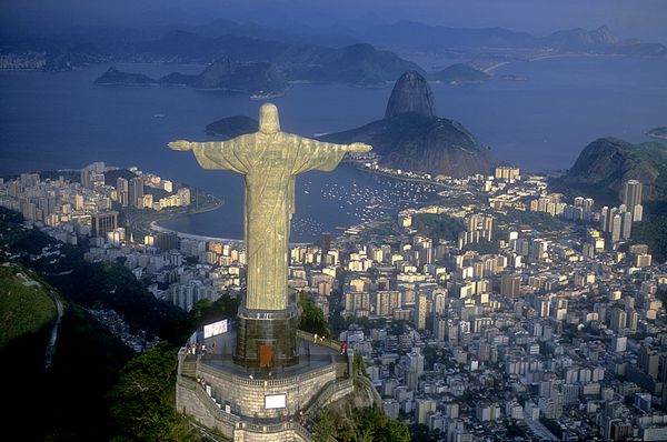 ریو دو ژانیرو rj برزیل نمای هوایی از مسیح نماد ریودوژانیرو ایستاده بر فراز تپه کورکووادو مشرف به خلیج گوانا