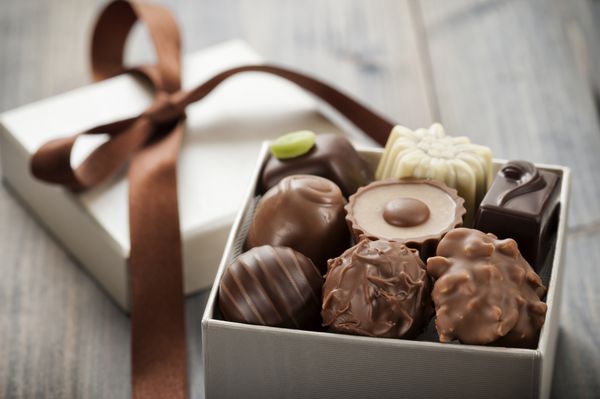 انواع شکلات شیرینی پزی در جعبه هدیه آنها
