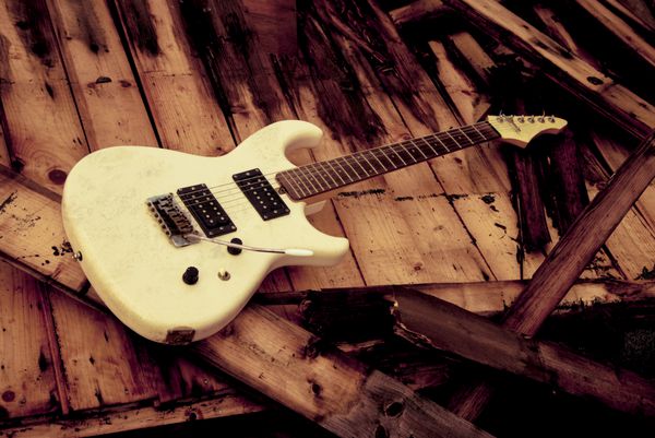 گیتار الکتریک سفید قدیمی روی چوب
