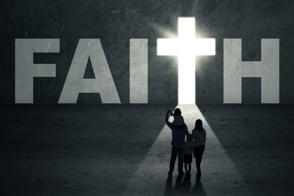 نمای عقب خانواده مسیحی جوان که به سمت درب ایمان راه می روند