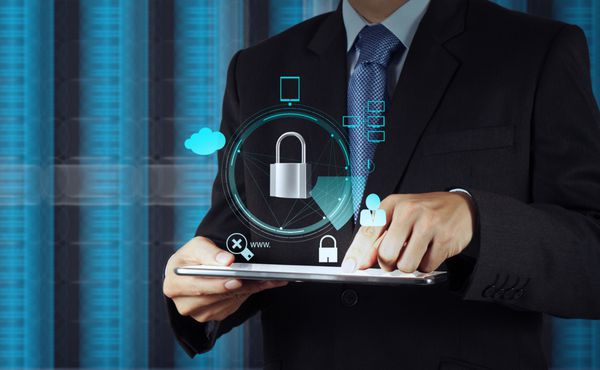 دست تاجر با اشاره به قفل روی صفحه نمایش لمسی کامپیوتر به عنوان مفهوم تجارت آنلاین امنیت اینترنتی