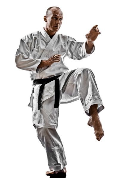 یک مرد تمرین کاراته کاتا جدا شده در پس زمینه سفید