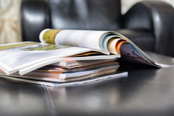 مجلات رنگی در اتاق نشیمن چرمی