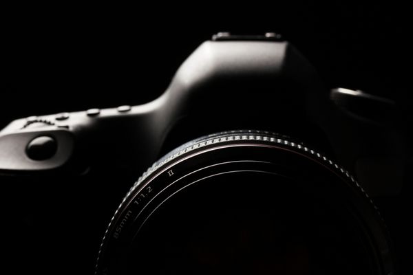 دوربین حرفه ای dslr مدرن تصویر کم کلید - دوربین مدرن dslr با لنز بسیار باز