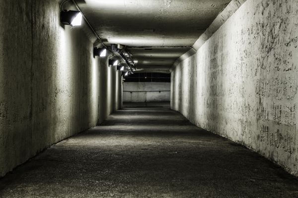 تونل خالی در شب