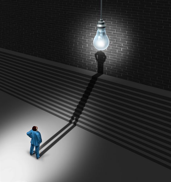 طوفان فکری مفهوم تاجر به عنوان مردی در مقابل پله‌ها با سایه‌اش که از پله‌ها بالا می‌رود تا با یک لامپ روشن به عنوان یک استعاره موفقیت خلاقانه برای دستیابی به نوآوری ادغام شود