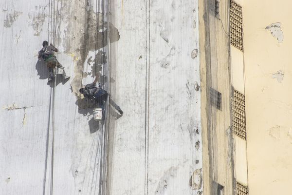 سائو پائولو برزیل 30 آوریل 2014 تعمیر و نگهداری ساختمان مردی که در ارتفاع کار می کند