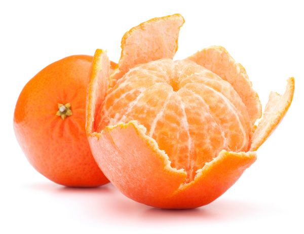 میوه های پوست کنده نارنگی یا ماندارین جدا شده روی برش زمینه سفید