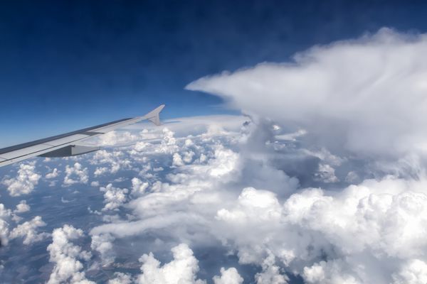 منظره ابرها از پنجره هواپیما