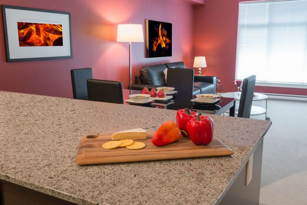 فضای داخلی اتاق غذاخوری و آشپزخانه قرمز با فلفل قرمز روی میز