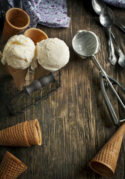 بستنی وانیلی در مخروط وافل