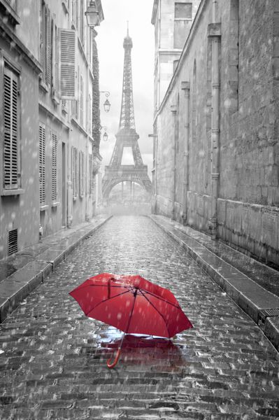 نمای برج ایفل از خیابان پاریس po سیاه و سفید با عنصر قرمز