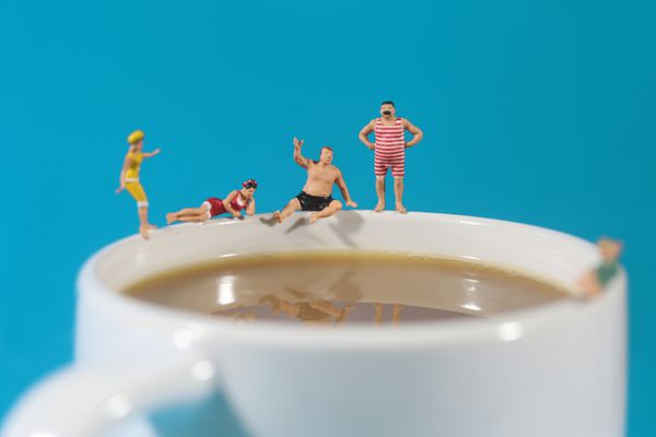 افراد پلاستیکی مینیاتوری که در قهوه شنا می کنند