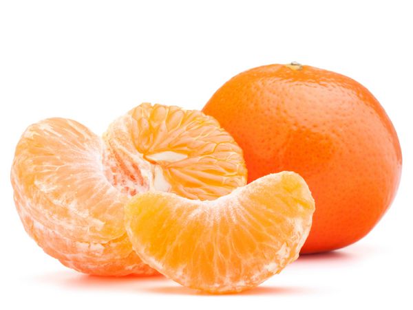 میوه نارنگی یا ماندارین جدا شده روی برش پس زمینه سفید
