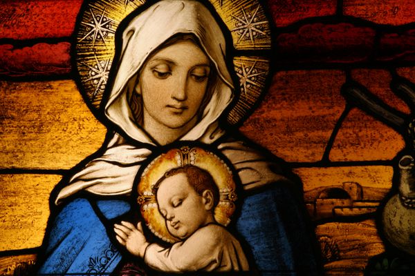 شیشه های رنگی که مریم باکره را در حالی که نوزاد عیسی را در آغوش گرفته است نشان می دهد