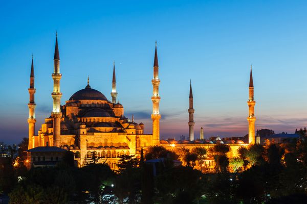 مسجد آبی در استانبول با نور فانوس در پس زمینه آسمان آبی در غروب آفتاب