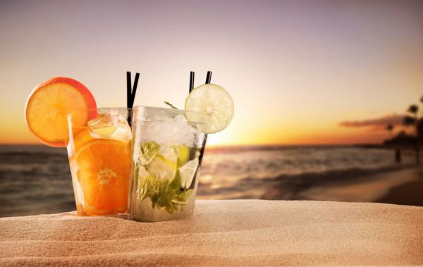 نوشیدنی های تابستانی عجیب و غریب ساحل شنی تار در پس زمینه