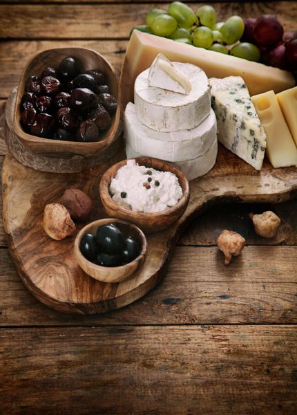 تنوع پنیر پس زمینه غذا مواد تازه روی چوب