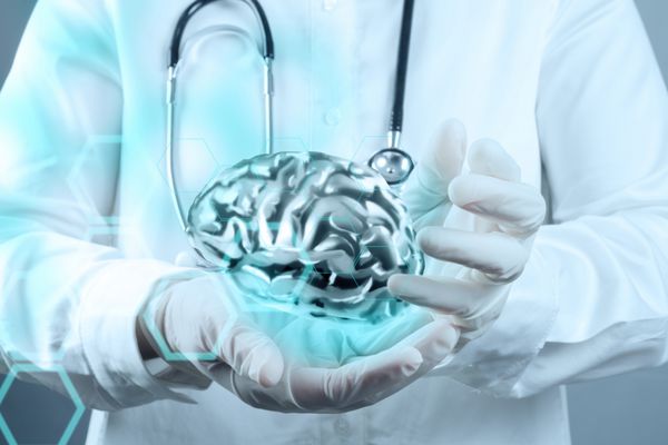 دکتر پزشکی با فلز brain3d در دستان خود به عنوان مفهوم